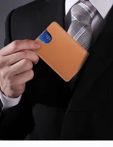 Gros plan détaillé sur le porte-cartes minimaliste en cuir véritable aux coutures fines.