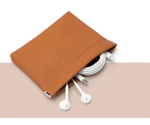 Monedero automático vista detallada, cuero con patrón de lichi y cables dentro.