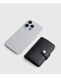 Porte-cartes compact en fibre de carbone avec design pop-up automatique élégant et pratique.