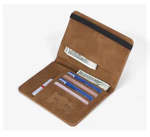 Detalle tarjetero pasaporte de cuero PU marrón, múltiples ranuras para tarjetas y SIM, elástico.