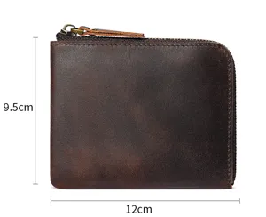 Portamonete compatto da uomo in vera pelle con chiusura a zip e design vintage elegante.