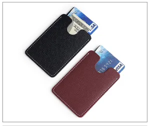 Vue détaillée de porte-cartes fins en cuir véritable noir et bordeaux avec des fentes.