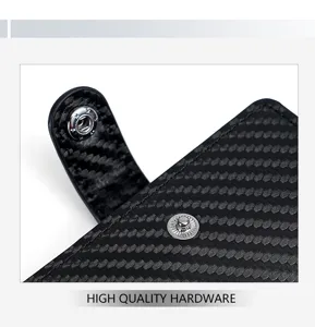 Gros plan sur le porte-carte portefeuille en motif fibre de carbone noire avec détail bouton pression.