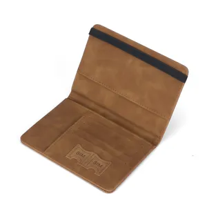 Portapasaporte de cuero PU marrón con ranuras para tarjetas, vista principal abierta.