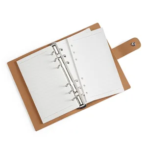 Cuaderno de hojas sueltas de cuero marrón con clip de anillas de metal y páginas rayadas