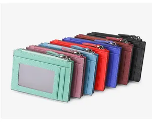Porta carte in pelle Saffiano con finestra trasparente per documenti, scomparti e tasca con zip.