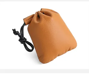 Nahaufnahme Detail von braunen Leder Beutel Tasche mit schwarzem Kordelzug für Lagerung.