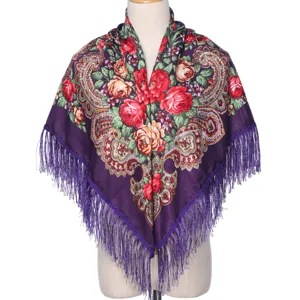 Vue détaillée du châle écharpe violet à imprimé floral ethnique vintage avec franges élégantes.