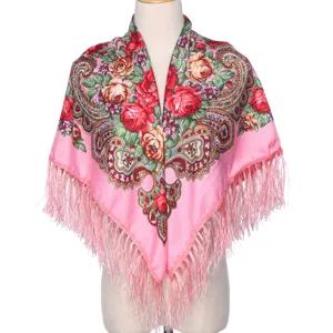 Vue détaillée de l'écharpe à imprimé floral vintage avec franges, mettant en valeur des roses exquises.