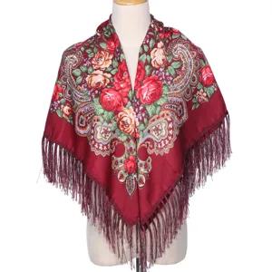 Détail du châle à franges à imprimé floral rétro avec de riches motifs ethniques bordeaux.
