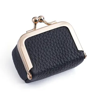Petit porte-monnaie noir en cuir avec fermoir kiss-lock doré pour petits objets de femme