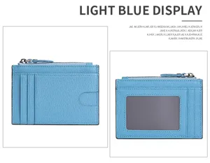 Primo piano del porta carte in pelle Saffiano azzurra con fessure e cerniera metallica.