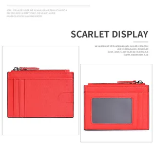 Portacarte in vera pelle rossa texture Saffiano con tasca zip e finestra trasparente.