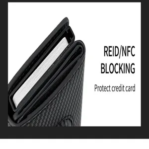 Vista detallada del tarjetero metálico minimalista con bloqueo RFID y pop-up.
