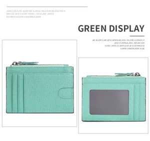Dettaglio porta carte in pelle verde menta con fessure multiple, finestra ID e tasca con zip.