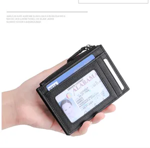 Vista dettagliata di un elegante porta carte in pelle saffiano nera con tasche e cerniera.