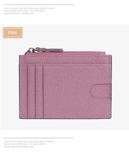 Portafoglio porta carte in vera pelle saffiano con tasca con zip e vari scomparti.