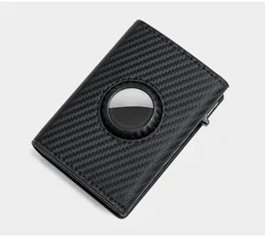 Detalle de la cartera de fibra de carbono con tarjetero pop-up y espacio para AirTag.