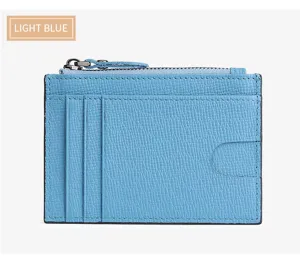 Dettaglio porta carte in pelle Saffiano, piccolo portafoglio blu con scomparti e zip.