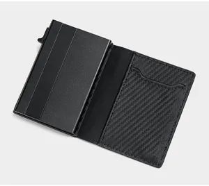 Elegante tarjetero pop-up de aluminio negro con bolsillo de cuero de carbono.