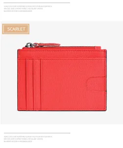 Dettaglio porta carte in vera pelle saffiano rossa con fessure multiple e tasca con zip metallica.