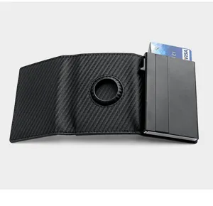 Elegante cartera de fibra de carbono con tarjetero pop-up de aluminio y compartimento AirTag.