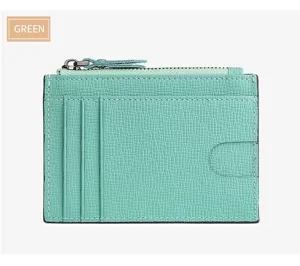 Dettaglio portacarte in pelle verde menta, texture Saffiano, tasca con zip e fessure multiple.
