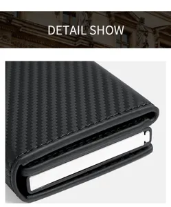 Detalle de cartera de fibra de carbono, mecanismo de estuche para tarjetas pop-up de aluminio.