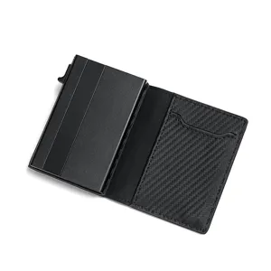 Tarjetero pop-up automático con estuche de aluminio y cartera de cuero de carbono.