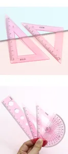 Set de règles géométriques transparentes roses pour étudiants et dessin scolaire.