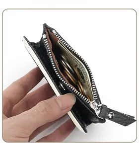 Vue détaillée d'un porte-monnaie zippé en cuir véritable noir avec fentes pour cartes.