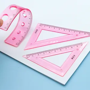Ensemble de règles souples roses, règle droite et équerre en plastique flexible pour le dessin.