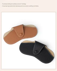 Detalle de funda para gafas de cuero genuino, estuche portátil de piel con botón de presión.