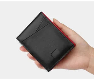 Cartera de cuero genuino para hombre en contraste negro y rojo con ranuras para tarjetas.