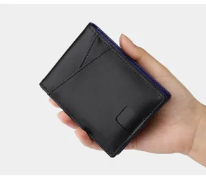 Cartera de piel auténtica para hombre con interior azul contrastante y ranuras para tarjetas.