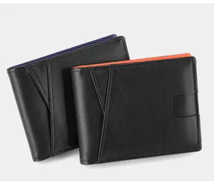 Vista detallada de la cartera de cuero para hombre, diseño bifold negro con forro de contraste y costuras.