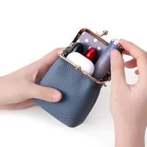 Pochette compacte en cuir véritable avec fermoir métal pour rouge à lèvres, gris élégant.