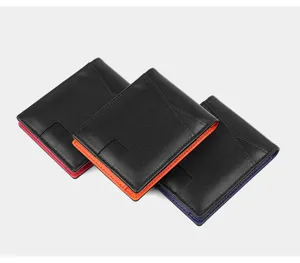 Vista detallada de cartera para hombre en cuero genuino con borde de color y tarjetero.