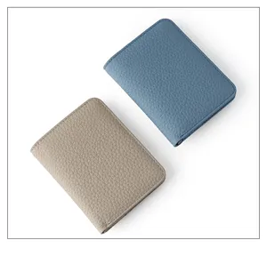 Vista detallada de cartera de mujer de piel genuina con ranuras para tarjetas y diseño compacto.