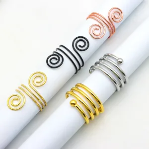 Ensemble de ronds de serviette en spirale métallique, élégants anneaux dorés pour table de mariage.