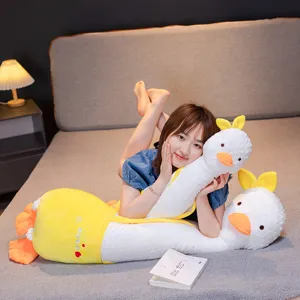 Niedliches langes Gänse Plüschkissen mit Riemen, weiches Kuscheltier für gemütliches Bett.