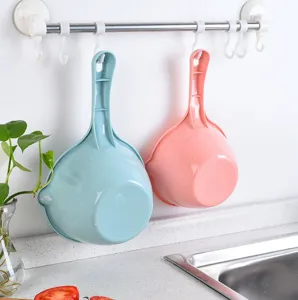 Louche à eau en plastique épaissi avec longue manche, grande cuillère de ménage pour la cuisine.