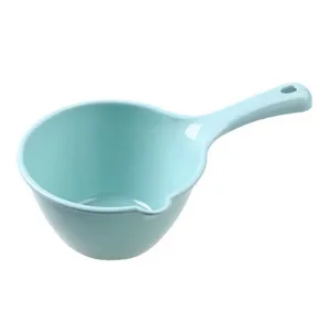Détail en gros plan de la louche à eau en plastique épaissi bleu clair avec long manche.