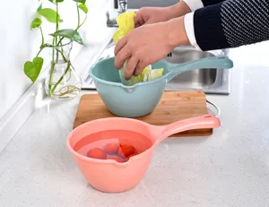 Vue détaillée de la louche à eau en plastique en cuisine, avec grande capacité.