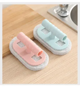 Vista dettagliata della spugna per pulizia con manico ergonomico per cucina e bagno.