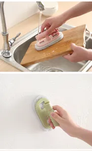 Spazzola di pulizia con manico e spugna per cucina bagno piastrelle vista dettagliata d'uso