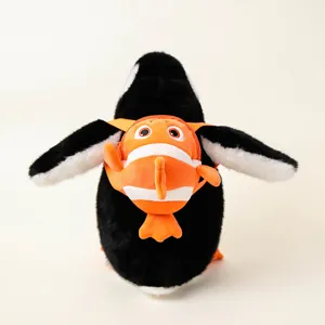 Adorable pingouin en peluche avec un sac à dos poisson-clown orange, cadeau.