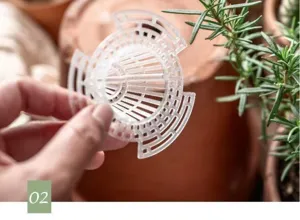 Detailansicht des transparenten Kunststoff-Blumentopf-Drainagenetzes für optimale Belüftung.