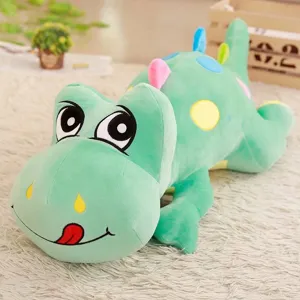 Primo piano dettagliato del simpatico dinosauro di peluche verde, tessuto morbido.