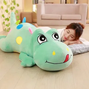 Simpatico cuscino lungo di peluche a forma di simpatico dinosauro per dormire e abbracciare.
